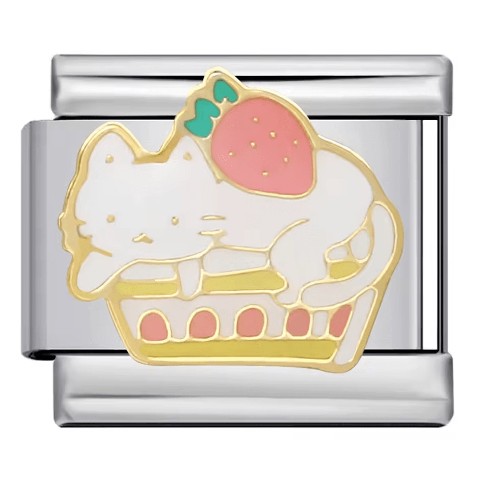 Chat sur gâteau à la fraise