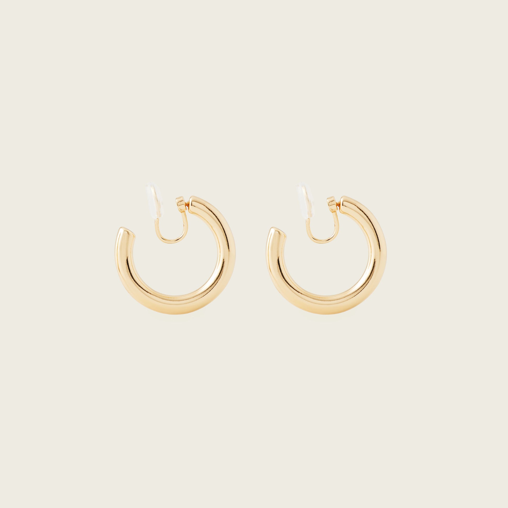https://cdn.shopify.com/s/files/1/0569/3286/0096/files/AIORI_AllieHoop_ClipOnEarrings_Gold_2_5974e12a-a169-4f60-820e-b83a1ee46c39.jpg?v=1768785208