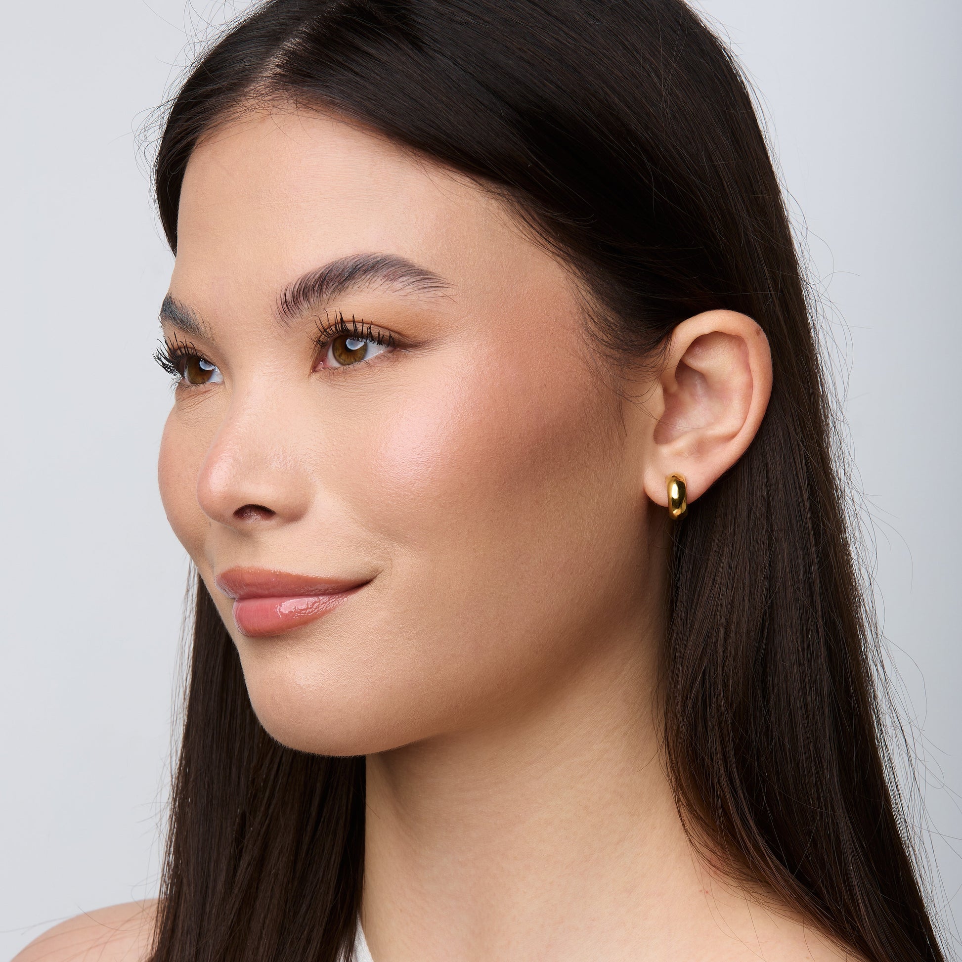 https://cdn.shopify.com/s/files/1/0569/3286/0096/files/AIORI_SimpleHuggie_ClipOnEarring_Gold_1.jpg?v=1762364090