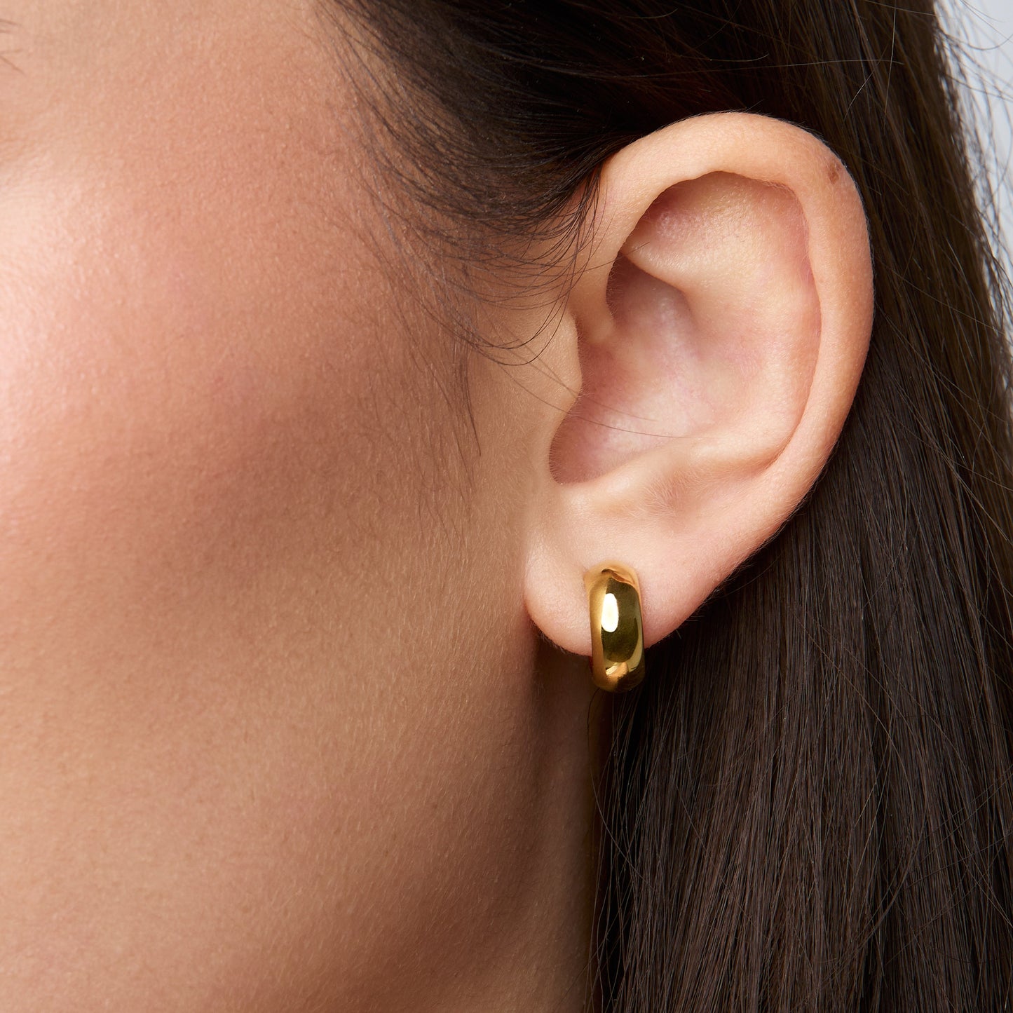 https://cdn.shopify.com/s/files/1/0569/3286/0096/files/AIORI_SimpleHuggie_ClipOnEarring_Gold_2.jpg?v=1762364090