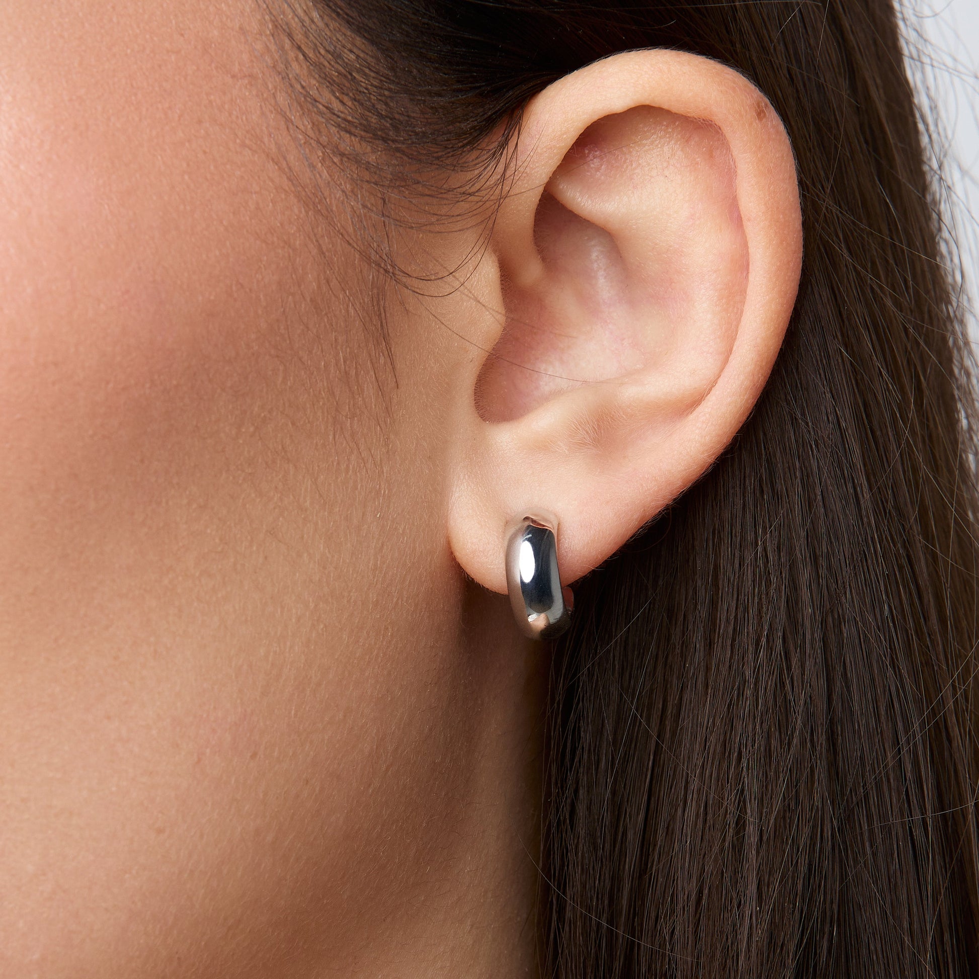 https://cdn.shopify.com/s/files/1/0569/3286/0096/files/AIORI_SimpleHuggie_ClipOnEarring_Silver_1.jpg?v=1762364124