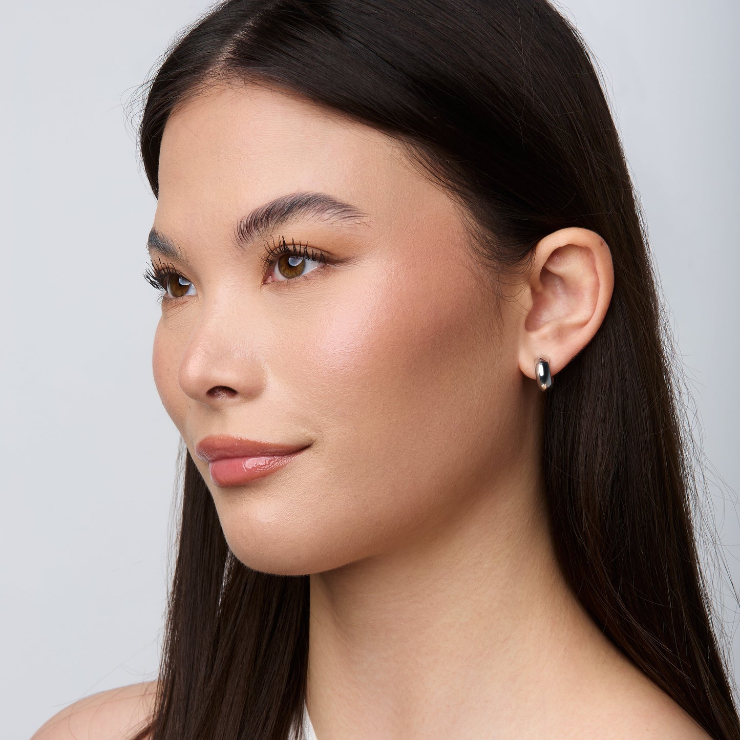 https://cdn.shopify.com/s/files/1/0569/3286/0096/files/AIORI_SimpleHuggie_ClipOnEarring_Silver_2.jpg?v=1762364124