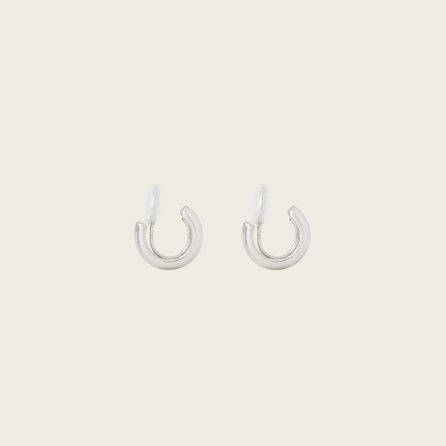 https://cdn.shopify.com/s/files/1/0569/3286/0096/files/AIORI_SimpleHuggie_Silver_1_18b7fe9a-bc69-46c7-9ecc-edbaf0d49c8e.jpg?v=1762364124