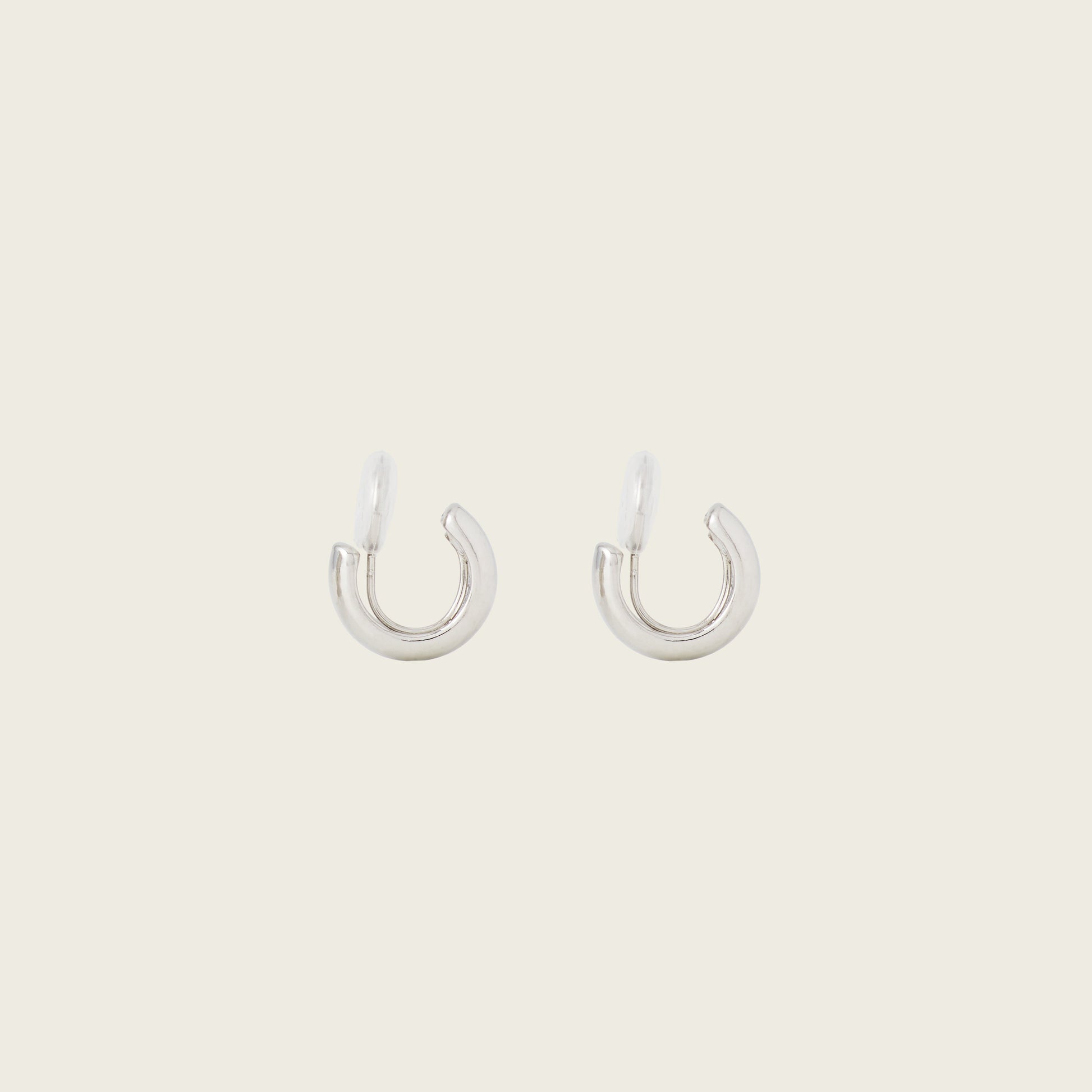 https://cdn.shopify.com/s/files/1/0569/3286/0096/files/AIORI_SimpleHuggie_Silver_1_18b7fe9a-bc69-46c7-9ecc-edbaf0d49c8e.jpg?v=1762364124