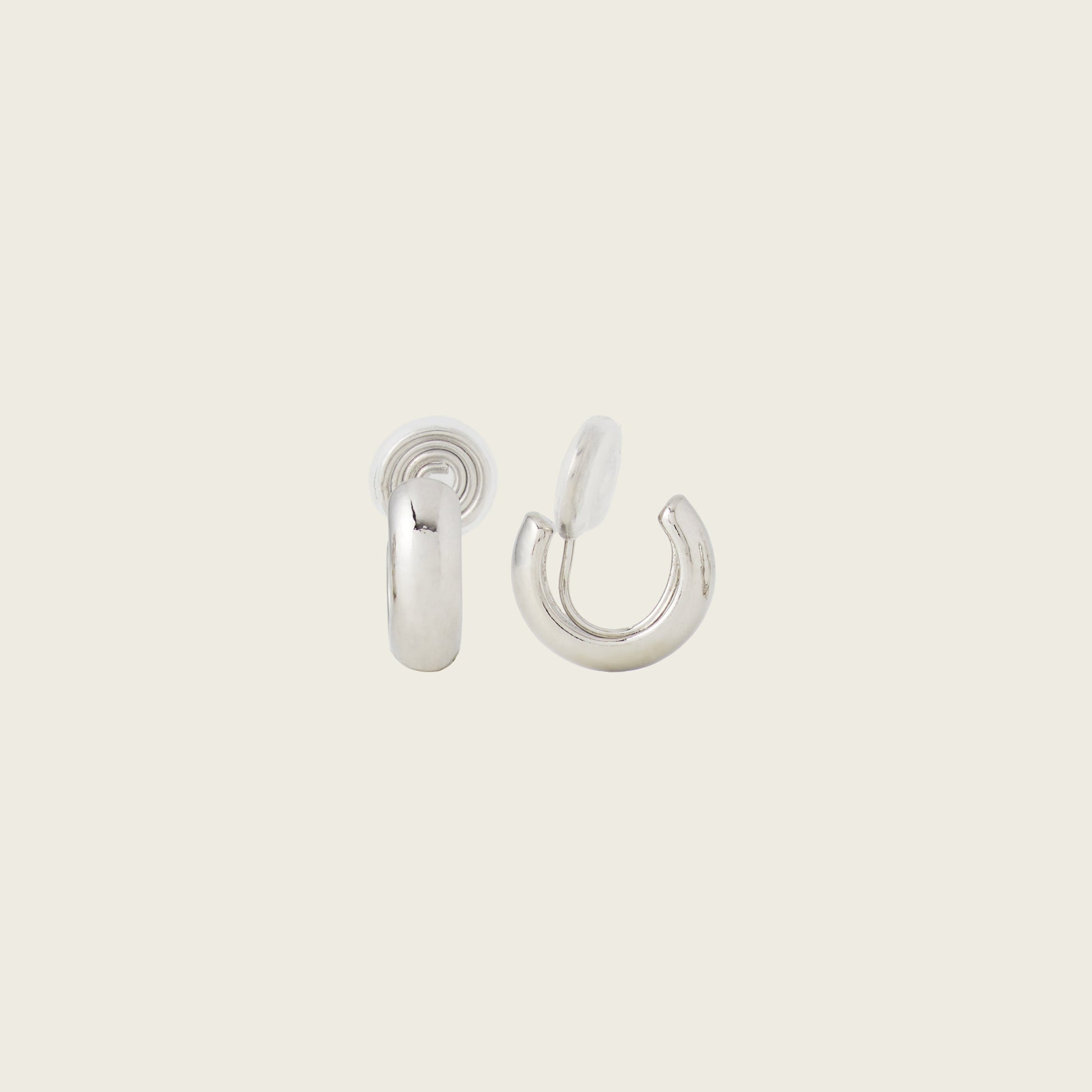 https://cdn.shopify.com/s/files/1/0569/3286/0096/files/AIORI_SimpleHuggie_Silver_9c8e4d6a-9e2b-481d-905d-b9b5764d73c0.jpg?v=1760981722