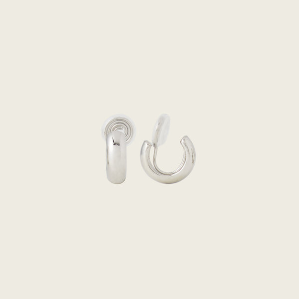 https://cdn.shopify.com/s/files/1/0569/3286/0096/files/AIORI_SimpleHuggie_Silver_9c8e4d6a-9e2b-481d-905d-b9b5764d73c0.jpg?v=1760981722