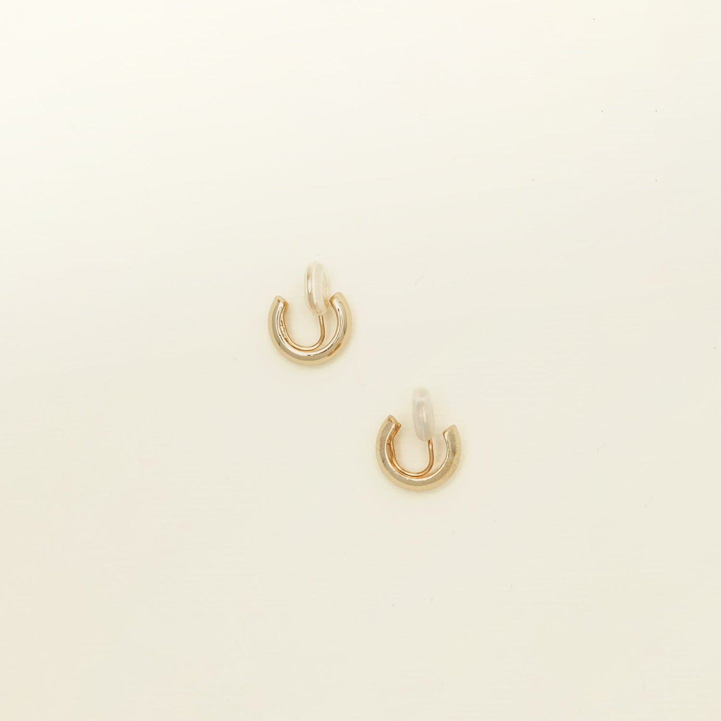 https://cdn.shopify.com/s/files/1/0569/3286/0096/files/Aiori-Simple_Gold_Huggie_06-Clip-On.jpg?v=1762364090
