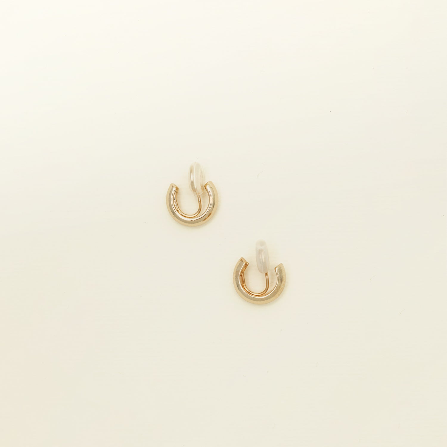 https://cdn.shopify.com/s/files/1/0569/3286/0096/files/Aiori-Simple_Gold_Huggie_06-Clip-On.jpg?v=1762364090