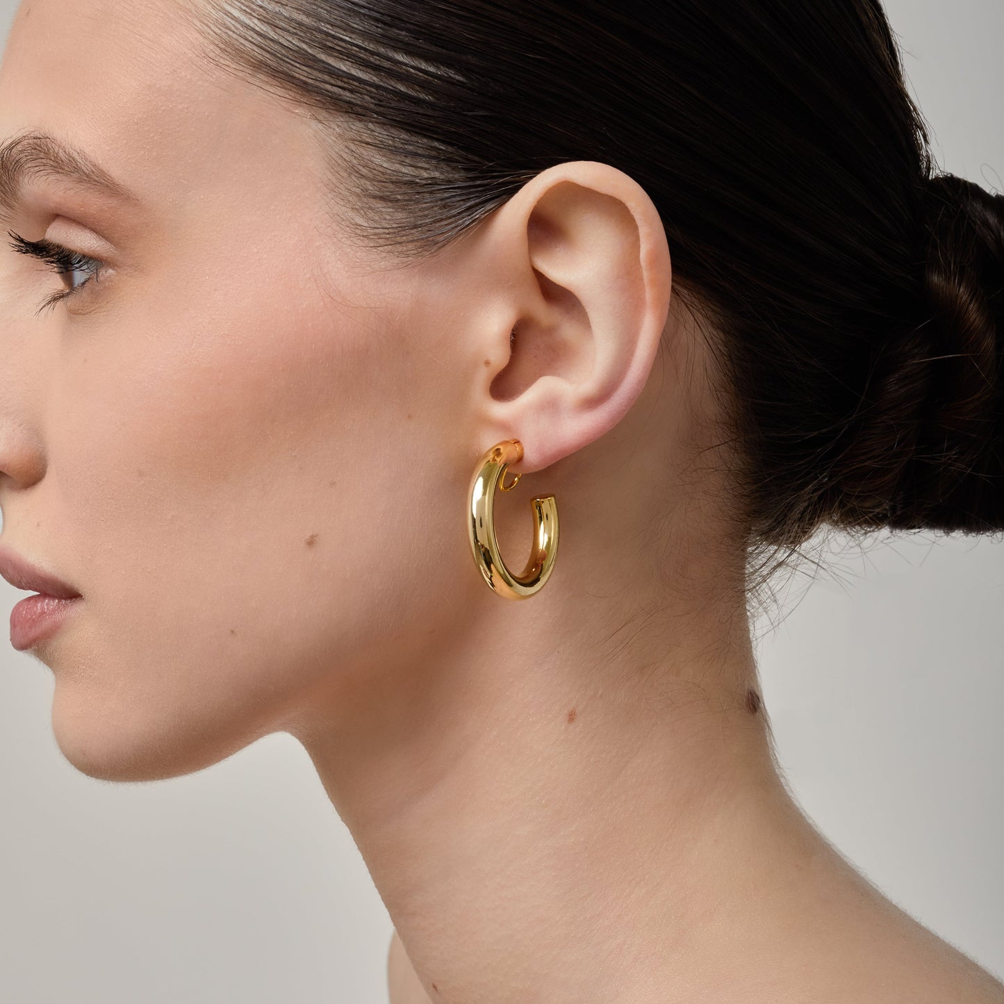 https://cdn.shopify.com/s/files/1/0569/3286/0096/files/Aiori_Allie_Hoop_Clip-On-Earrings_Gold-2_2954eddc-1722-4a45-ac3a-aa433c9fe6b4.jpg?v=1768785208