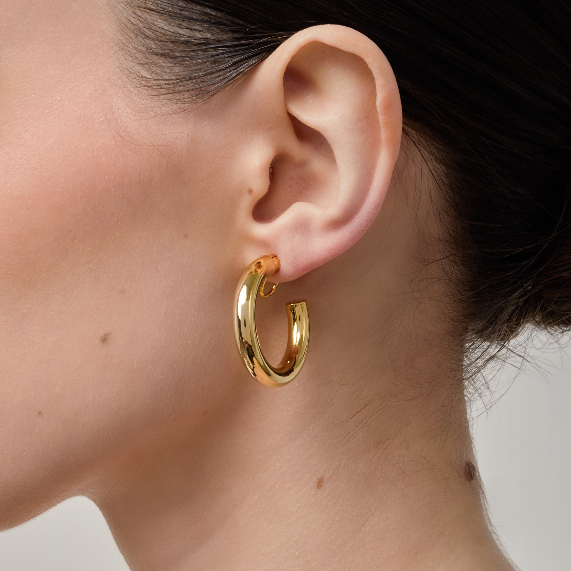 https://cdn.shopify.com/s/files/1/0569/3286/0096/files/Aiori_Allie_Hoop_Clip-On-Earrings_Gold-3_e1fe159e-8b82-432f-adb7-a3abcd79176d.jpg?v=1768785208